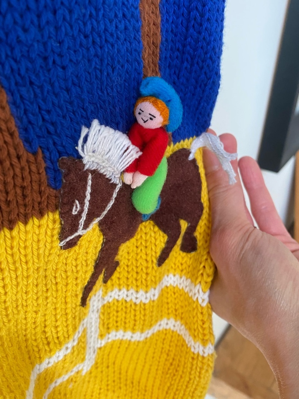 Horseriding themed 3D knit cardigan - Picture 9 of 15